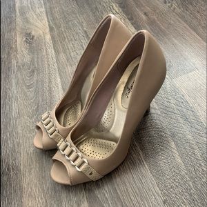 Comfortable neutral open toe heels